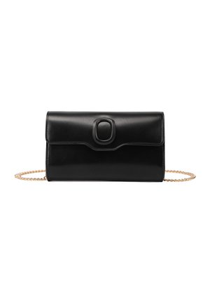 Clutch rettangolare nero in pelle con pattina arrotondata, chiusura ovale nera e sottile tracolla a catena dorata.