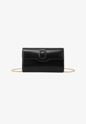 Pochette rectangulaire en cuir noir avec rabat arrondi, fermoir ovale noir et fine chaîne dorée.