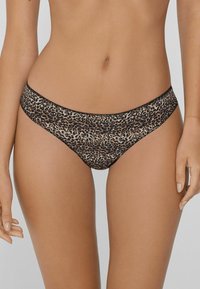Slipki bikini w leopardzi wzór z czarnymi wykończeniami, wykonane z gładkiego materiału, o niskim kroju dla wygody i dopasowania.