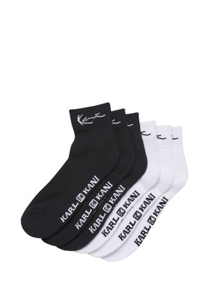 Tri páry čiernych a tri páry bielych členkových ponožiek s nápisom "KARL KANI" a logom na boku a výšivkou pri manžete.