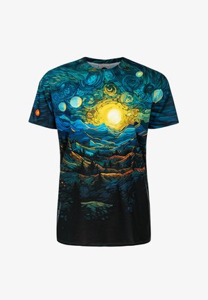 Camiseta de manga corta en azul y negro con un diseño de noche estrellada en espiral, que presenta un brillante sol amarillo y un paisaje montañoso.