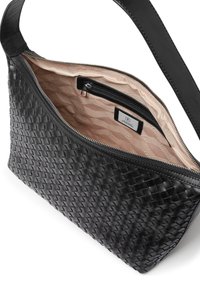 Svart vävd läderaxelväska med beige foder, med en dragkedjeficka och slät rem. Inuti finns en subtil mönstrad textur.