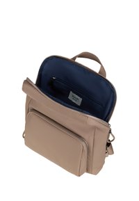 Mochila sintética beige con cierre de cremalleras, que cuenta con un interior azul, un bolsillo frontal y un asa en la parte superior para facilitar el transporte.