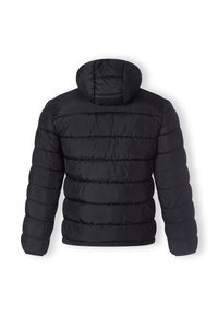 Chaqueta de plumas negra, diseño acolchado con costuras horizontales, capucha fija, mangas largas, tejido ligero con una textura suave.