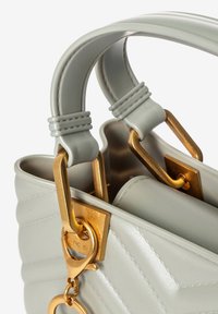 Borsa a mano sintetica grigia con motivo a chevron, dettagli in hardware dorato e manici doppi. Presenta una chiusura e un dettaglio con portachiavi.