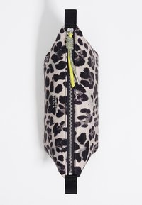 Beżowa torba w cętki lamparta z czarnymi plamami, z suwakiem, z zielonymi i żółtymi uchwytami oraz materiałowym paskiem ułatwiającym obsługę.