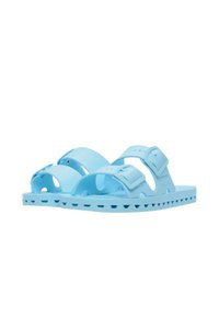 Sandalias de plástico azul claro con plantillas contorneadas, dos correas ajustables y una suela texturizada con orificios de drenaje para el agua.