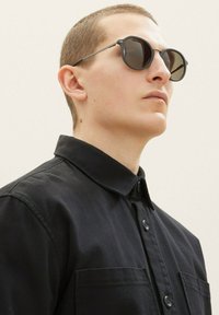 TOM TAILOR Zonnebril - schwarz-dk gun antik matt