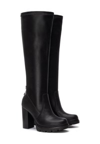 Botas de cuero negro hasta la rodilla con un tacón grueso, punta redondeada, acentos laterales y una textura suave. Adecuadas para varios estilos.