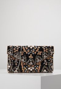 Černé psaníčko zdobené složitou korálkovou výšivkou a flitry ve zlatých, stříbrných a křišťálových odstínech, se stříbrným řetízkovým popruhem a obálkovým designem.