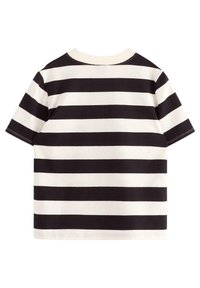 Camiseta de manga corta a rayas en blanco y negro con cuello redondo y corte recto, confeccionada en material de algodón y con una textura suave.