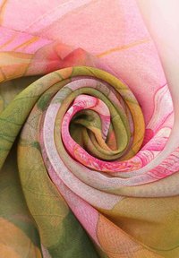 Foulard floreale in tessuto morbido e leggero, caratterizzato da un design rosa e verde con motivi ondulati, che mette in risalto diverse sfumature e texture.