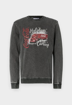 Pilkas džemperis su raudonu Coca-Cola sunkvežimio grafika, tekstu "Atostogos artėja" ir kontrastingomis siūlėmis aplink kaklą ir rankogalius.