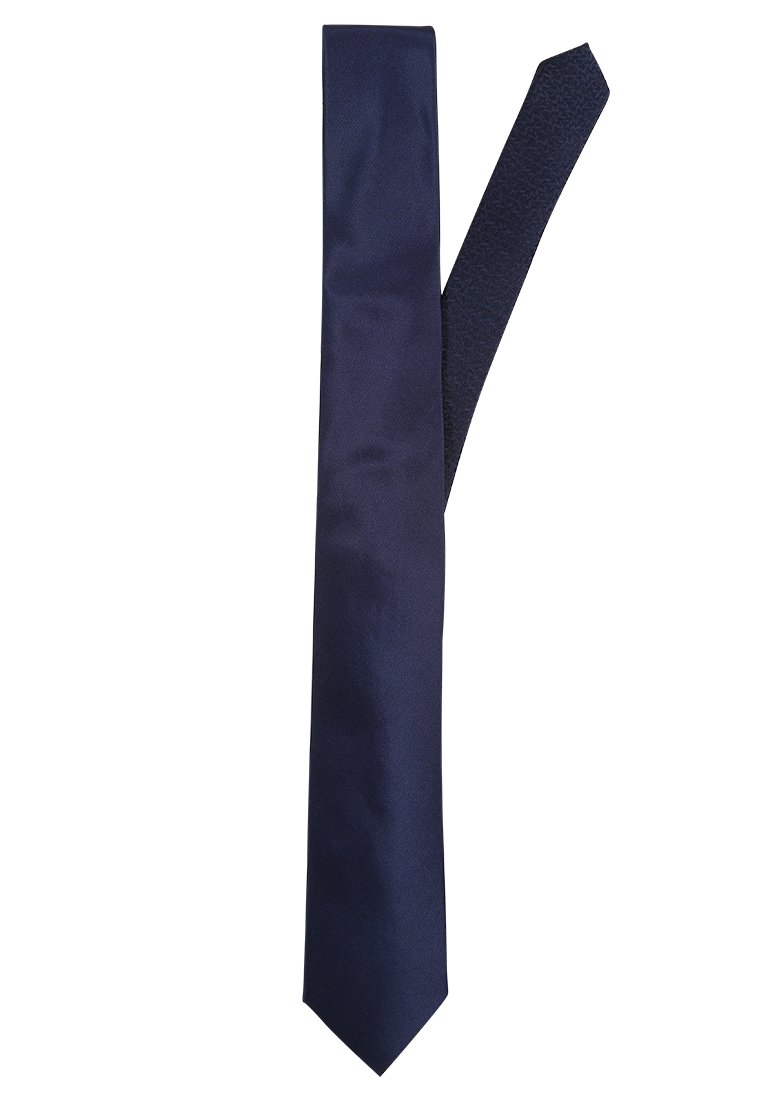 Námořnická modrá kravata z hladkého, lesklého materiálu s úzkým, špičatým koncem. Na rubové straně obsahuje texturovaný vzor. Plochý a elegantní design.
