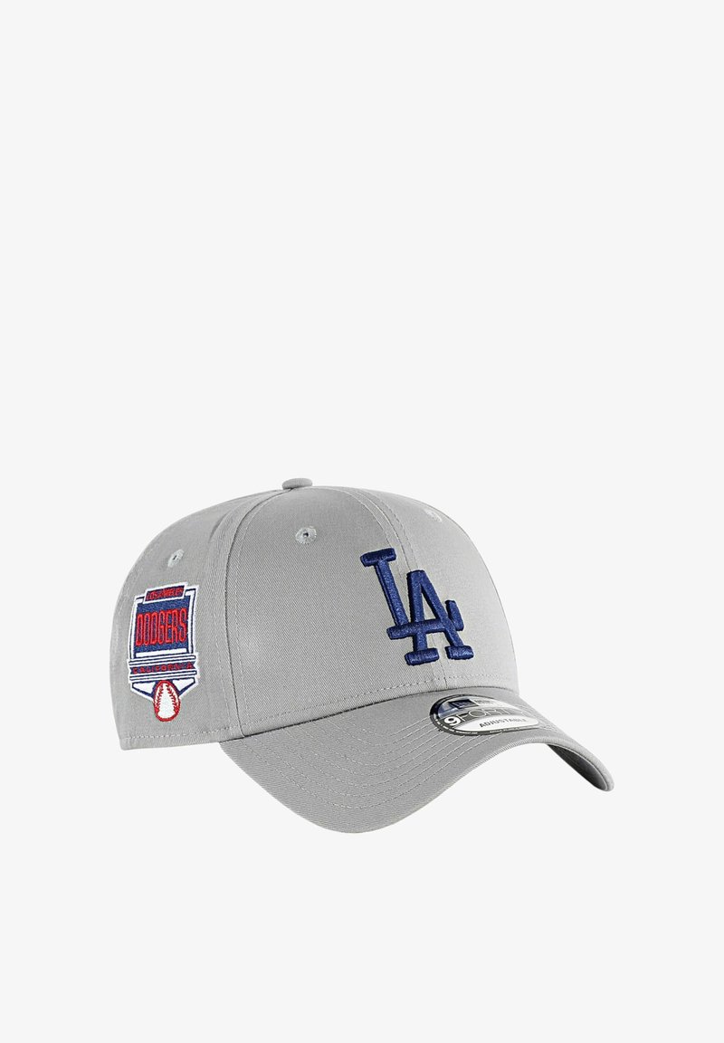 Berretto da baseball grigio con ricamo navy blue "LA", patch del logo dei Dodgers rosso e blu sul lato, cinturino regolabile e corona strutturata.