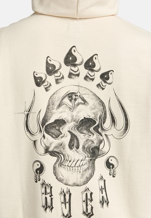 Schedel met derde oog, omringd door vijf paddenstoelen, gestileerde vlammen, yin-yang symbolen met druppels, en gotische tekst op een crèmekleurige stof.