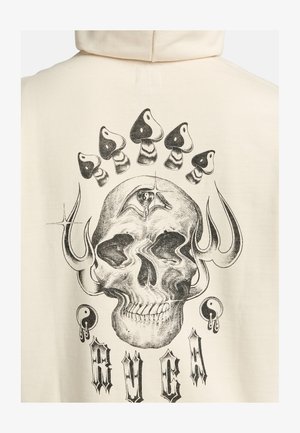 Schedel met derde oog, omringd door vijf paddenstoelen, gestileerde vlammen, yin-yang symbolen met druppels, en gotische tekst op een crèmekleurige stof.