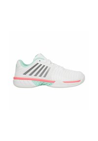 Zapatilla deportiva blanca con rayas negras en el costado, interior verde menta, ribete coral y puntera texturizada para mayor agarre.