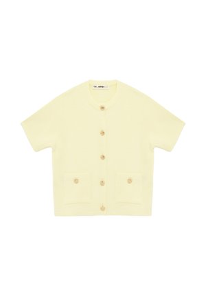 Cardigan à manches courtes de couleur jaune pâle avec un col rond, cinq boutons sur le devant et deux petites poches avant avec boutons.