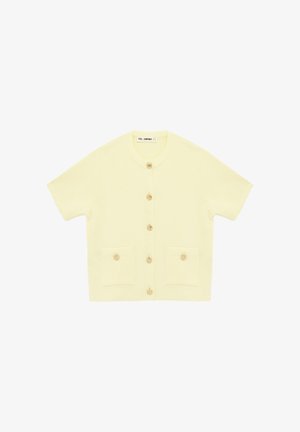 Cardigan à manches courtes de couleur jaune pâle avec un col rond, cinq boutons sur le devant et deux petites poches avant avec boutons.