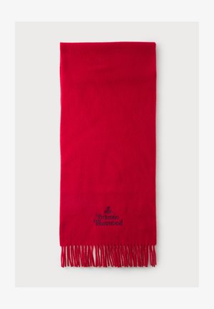 Rødt uldent tørklæde med frynser i den ene ende og sort broderet Vivienne Westwood-logo nær frynsekanten på en hvid baggrund.