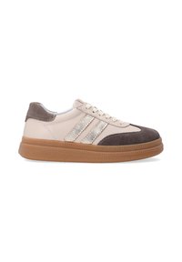 Beige- und braune Sneaker aus Wildleder und Glattleder, mit drei metallischen Streifen, einer Gummisohle und einem runden Zehendesign.