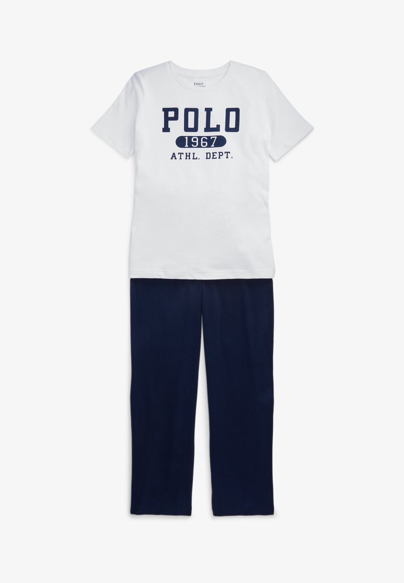 T-shirt de algodão branca com texto azul-marinho "POLO 1967 ATHL. DEPT." emparelhada com calças de jersey azul-marinho. Design simples, ajuste casual.