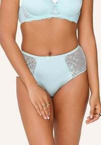 Svijetloplavi set donjeg rublja koji uključuje grudnjak i gaćice visokog struka s čipkastim detaljima. Glatki materijal i nježni mašnica sprijeda.