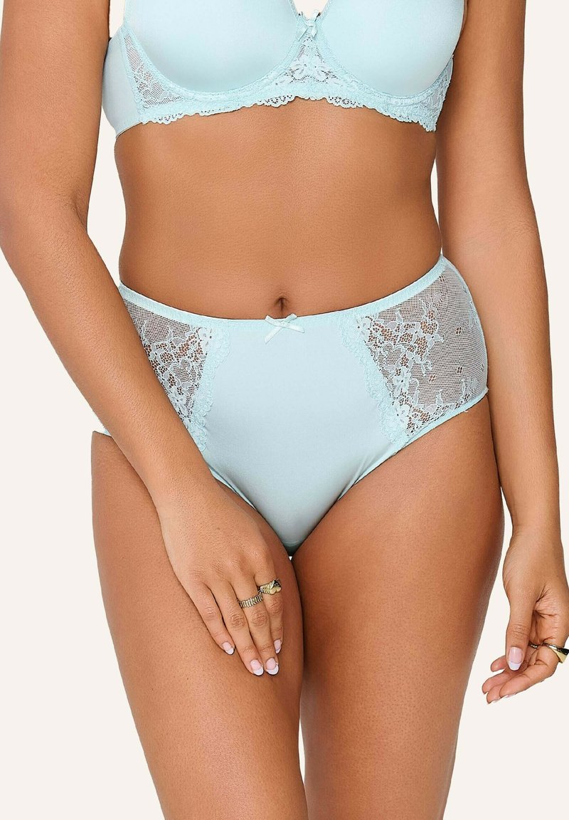 Svijetloplavi set donjeg rublja koji uključuje grudnjak i gaćice visokog struka s čipkastim detaljima. Glatki materijal i nježni mašnica sprijeda.