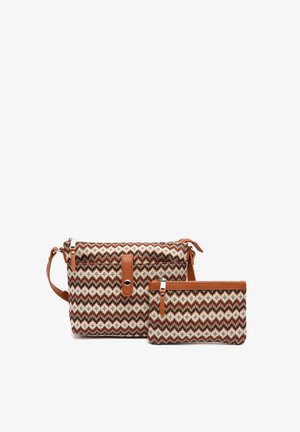 Set di borse intrecciate con motivo, composto da una grande borsa a spalla con dettagli in pelle e una piccola borsetta. I colori includono marrone, crema e ruggine.