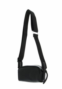 Bolso cruzado negro hecho de material suave, con forma rectangular, correa ajustable y detalle de cremallera plateada.