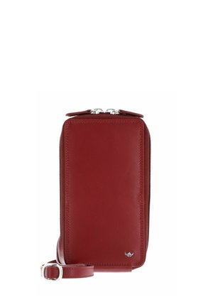 Sac bandoulière rectangulaire en cuir rouge foncé avec fermeture à double zip, sangle réglable et petit logo argenté en bas à droite.