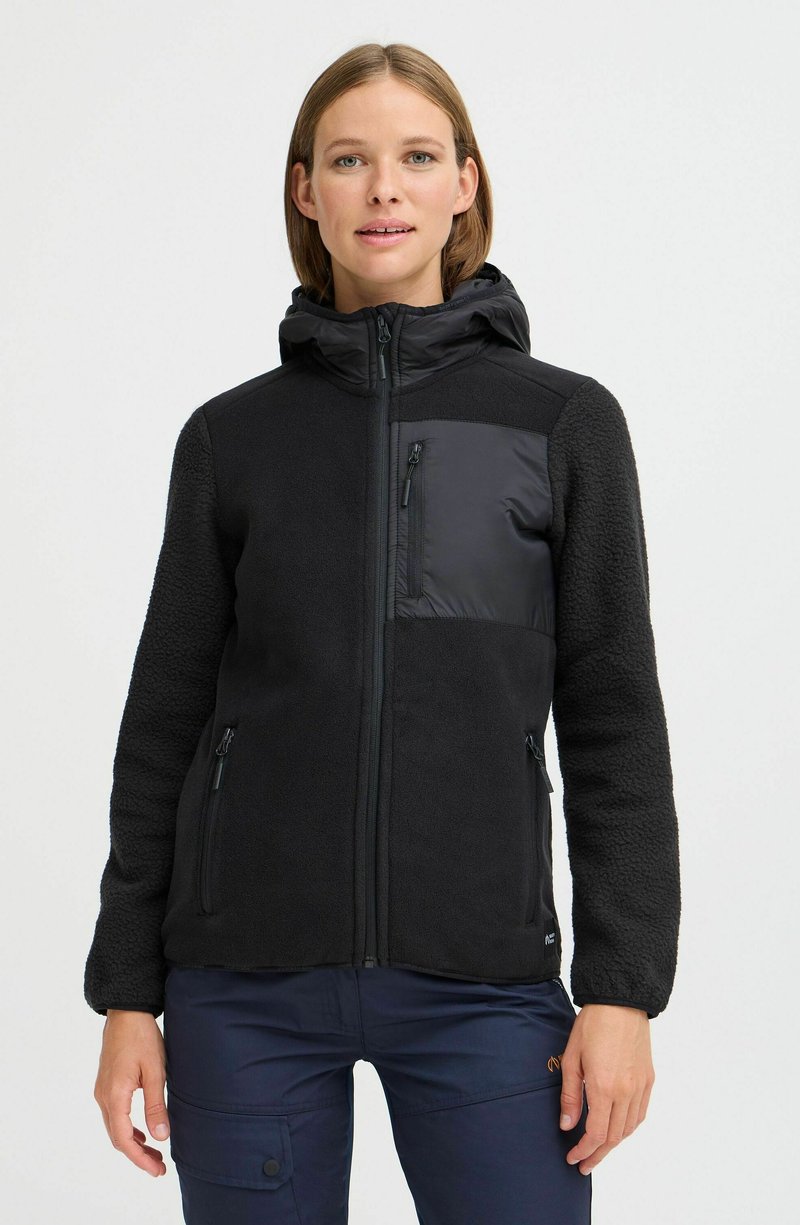 Veste en polaire noire avec un panneau avant en nylon matelassé, des poches zippées et une capuche. Présente une texture de tissu et un design sportif.