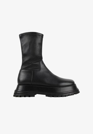 Botte mi-mollet en cuir noir avec dessus lisse, semelle plateforme épaisse et motif de semelle robuste, vue de côté sur fond blanc.
