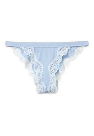 Jasnoniebieskie damskie stringi z białą koronką w kwiatowy wzór wzdłuż krawędzi na białym tle.