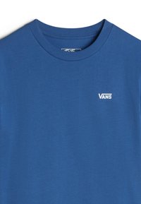 Modrá bavlněná tričko s kulatým výstřihem. Na levé straně hrudi se nachází bílé logo Vans. Hladká textura a klasický střih.