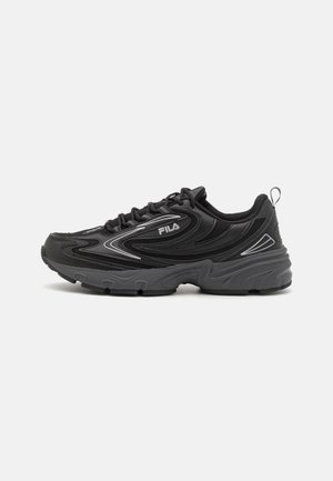 Zwarte sport sneaker met een gestructureerde mesh bovenkant, rubberen zool en zilveren accenten. Heeft een afgeronde vorm en een verstevigde hiel voor stabiliteit.