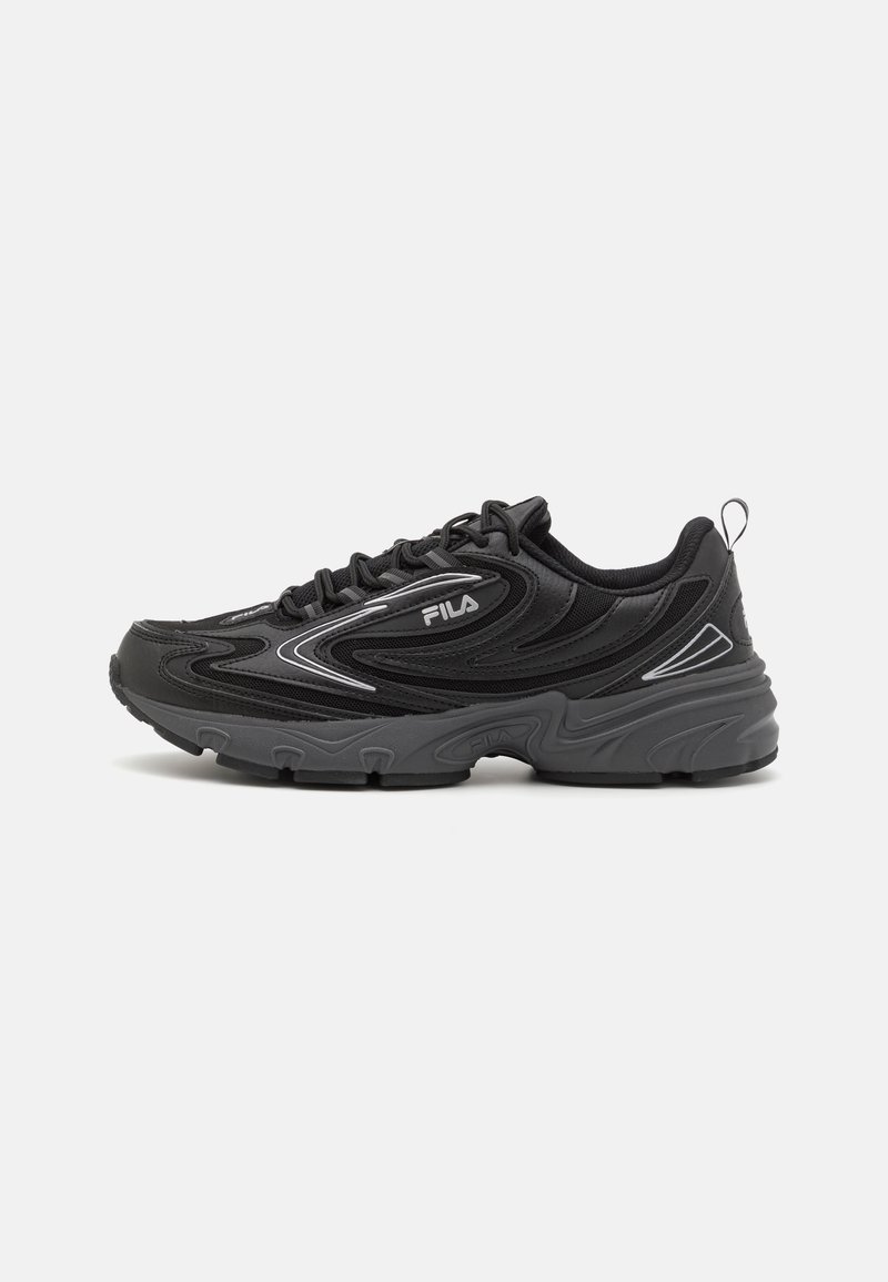 Sneaker sportivo nero con tomaia in mesh testurizzato, suola in gomma e dettagli in argento. Caratterizzato da una forma arrotondata e un tallone rinforzato per stabilità.