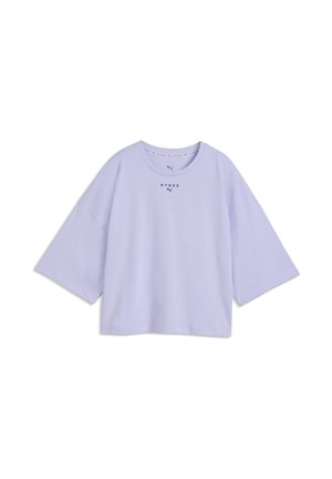Losse lichtpaarse T-shirt met korte mouwen en ronde hals, met kleine "HYROX" en Puma-logo's gecentreerd vlak bij de kraag.