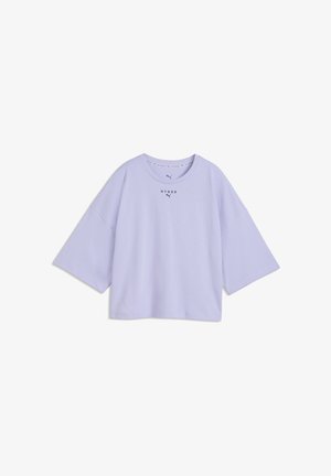 Chemise ample violet clair à manches courtes, col rond, avec petits logos "HYROX" et Puma centrés près du col.