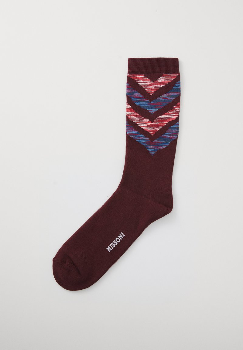 Burgunderfarbene Socken mit einem geometrischen Zickzackmuster in Rot und Blau. Hergestellt aus weichem Stoff, mit dem Markennamen "Missoni" an der Seite.