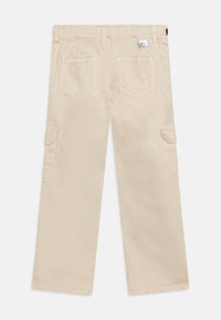 Pantaloni cargo beige con design a gamba dritta, vita elasticizzata, due tasche laterali e due tasche posteriori. Realizzati in materiale di cotone resistente.