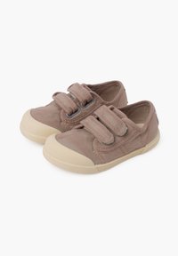 Pantofi din pânză de culoare marron, cu două benzi Velcro, vârf rotund și talpă din cauciuc bej. Prezintă detalii de cusătură și un material superior texturat.