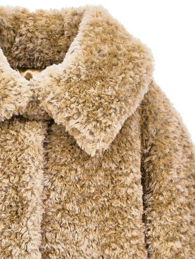 Beige Kunstpelzjacke mit einem breiten Kragen, ausgestattet mit einer dicken, weichen Textur und einem samtigen Finish, entworfen für Wärme und Komfort.