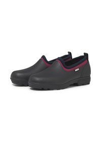 Chaussures noires à enfiler, imperméables, avec une tige texturée, un contour bordeaux contrastant et une semelle en caoutchouc texturé pour une bonne adhérence. Sans lacets ni fermetures.