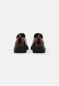 Walk London BROOKLYN DERBY SHOE - Elegantní šněrovací boty - brown