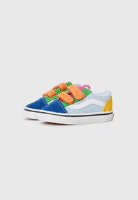 Baskets en suède bleues, jaunes et vertes avec des accents blancs et des sangles Velcro orange et rose. Équipées d'une semelle en caoutchouc avec une bordure noire.