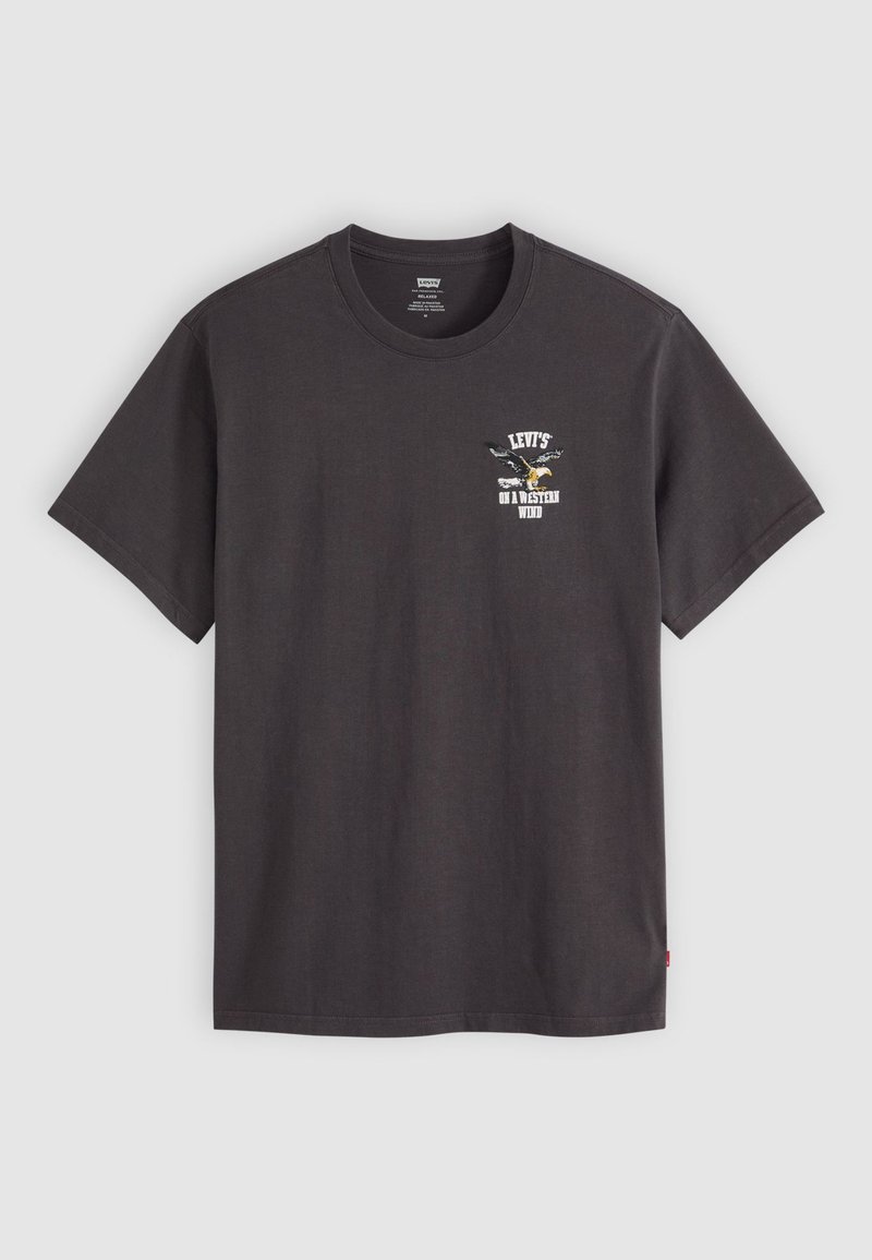 T-shirt en coton gris foncé à manches courtes, col ras du cou, avec un imprimé graphique contenant du texte et un design d'aigle sur le côté gauche de la poitrine.