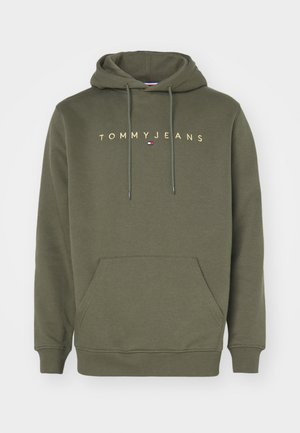 Olijfgroene hoodie met vooraan kangoeroezak, capuchon met trekkoord en "TOMMY JEANS" tekst met logo gecentreerd over de borst.