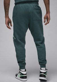 Jordan BASELINE PANT - Pantalones deportivos - oxidised green light dew